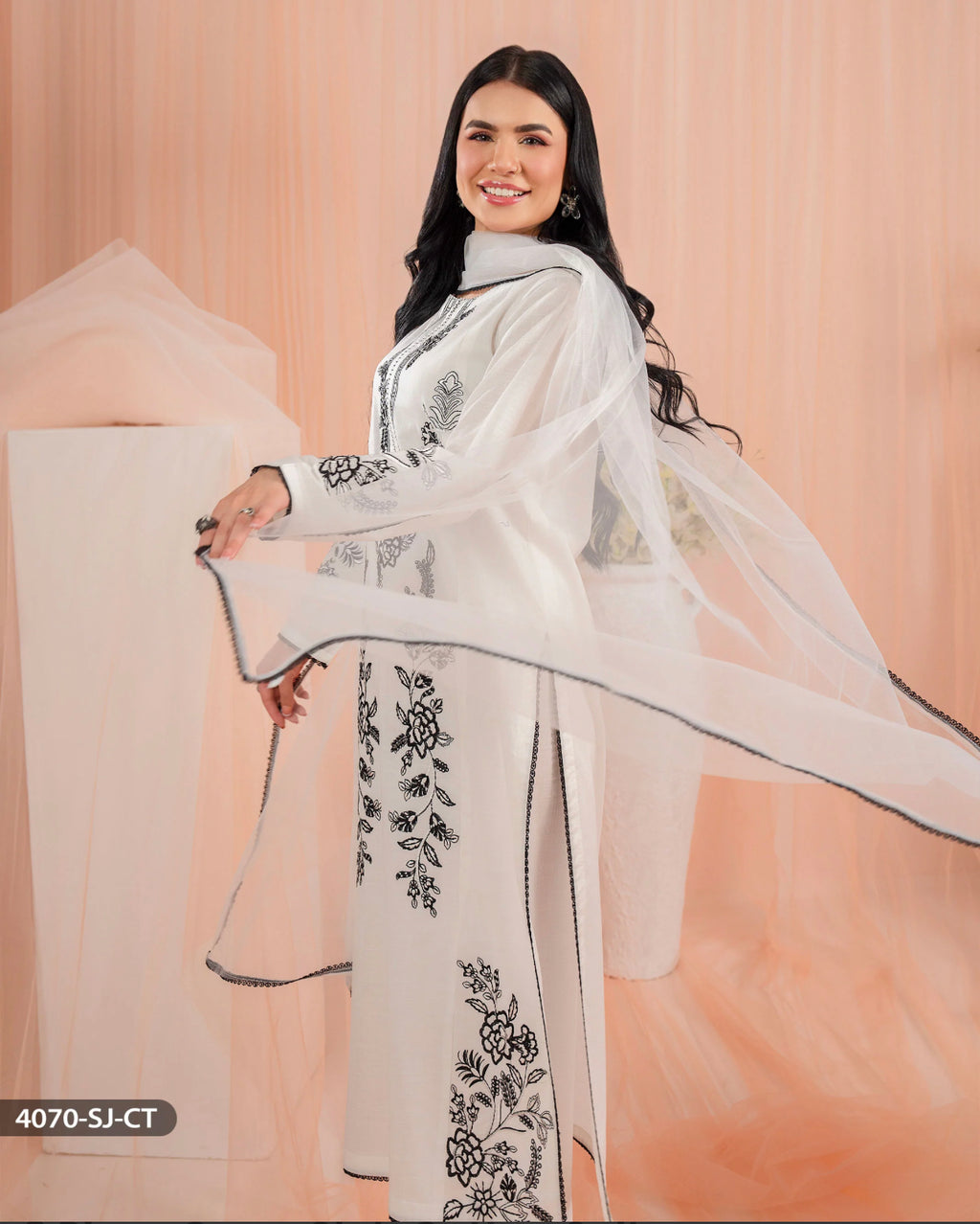 ✨ Elegant White Embroidered Lawn 3-Piece Suit ✨