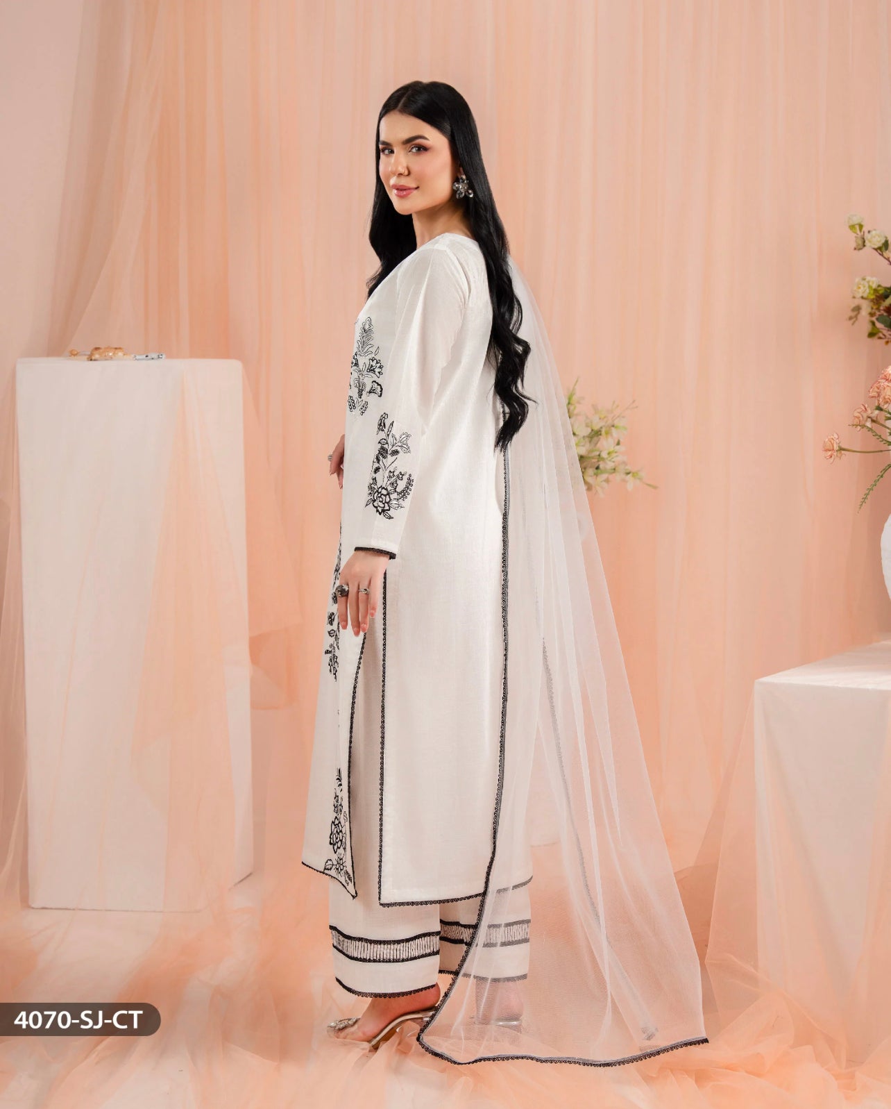 ✨ Elegant White Embroidered Lawn 3-Piece Suit ✨