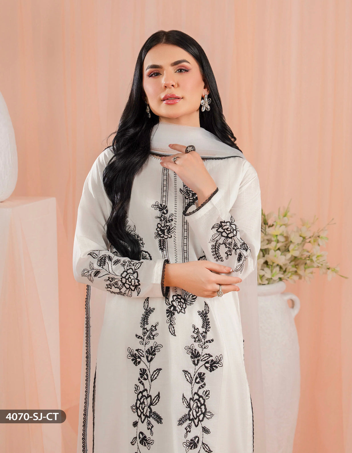 ✨ Elegant White Embroidered Lawn 3-Piece Suit ✨