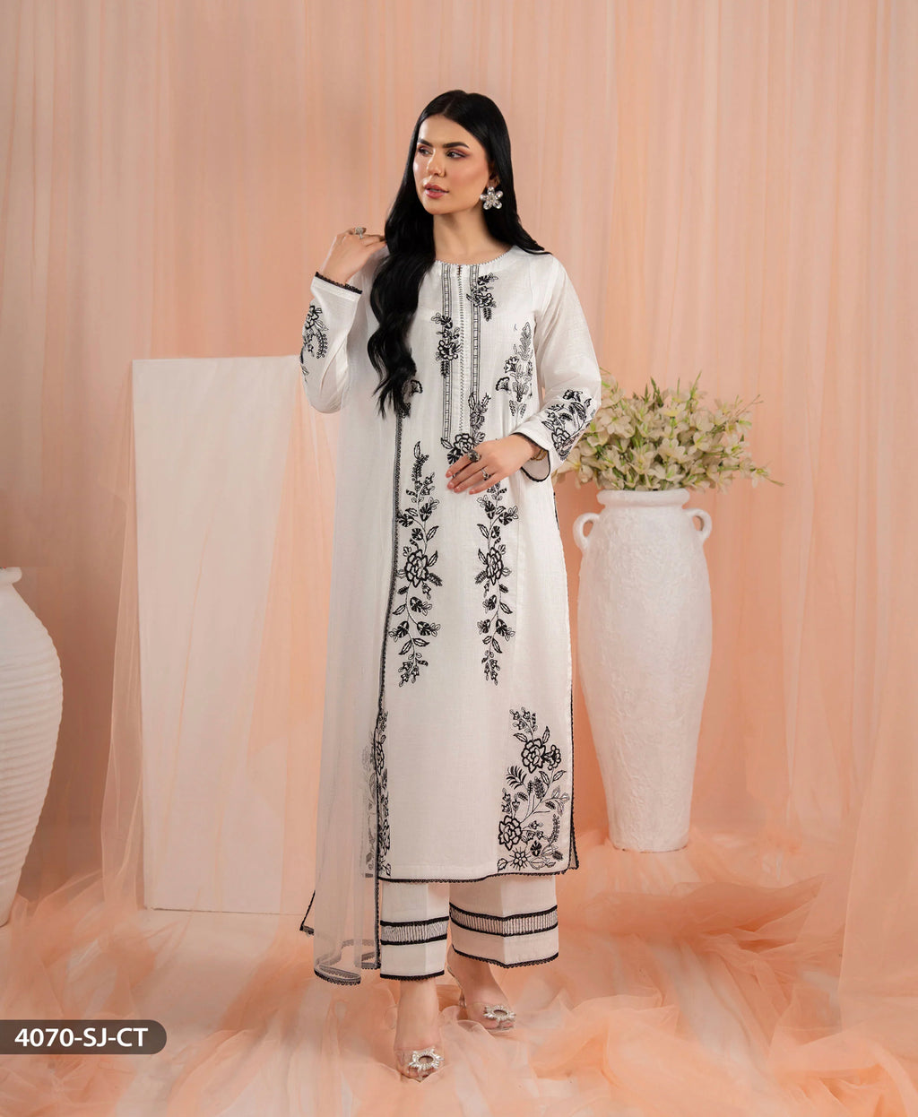 ✨ Elegant White Embroidered Lawn 3-Piece Suit ✨