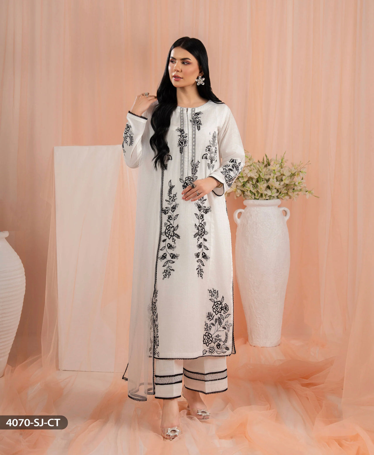 ✨ Elegant White Embroidered Lawn 3-Piece Suit ✨